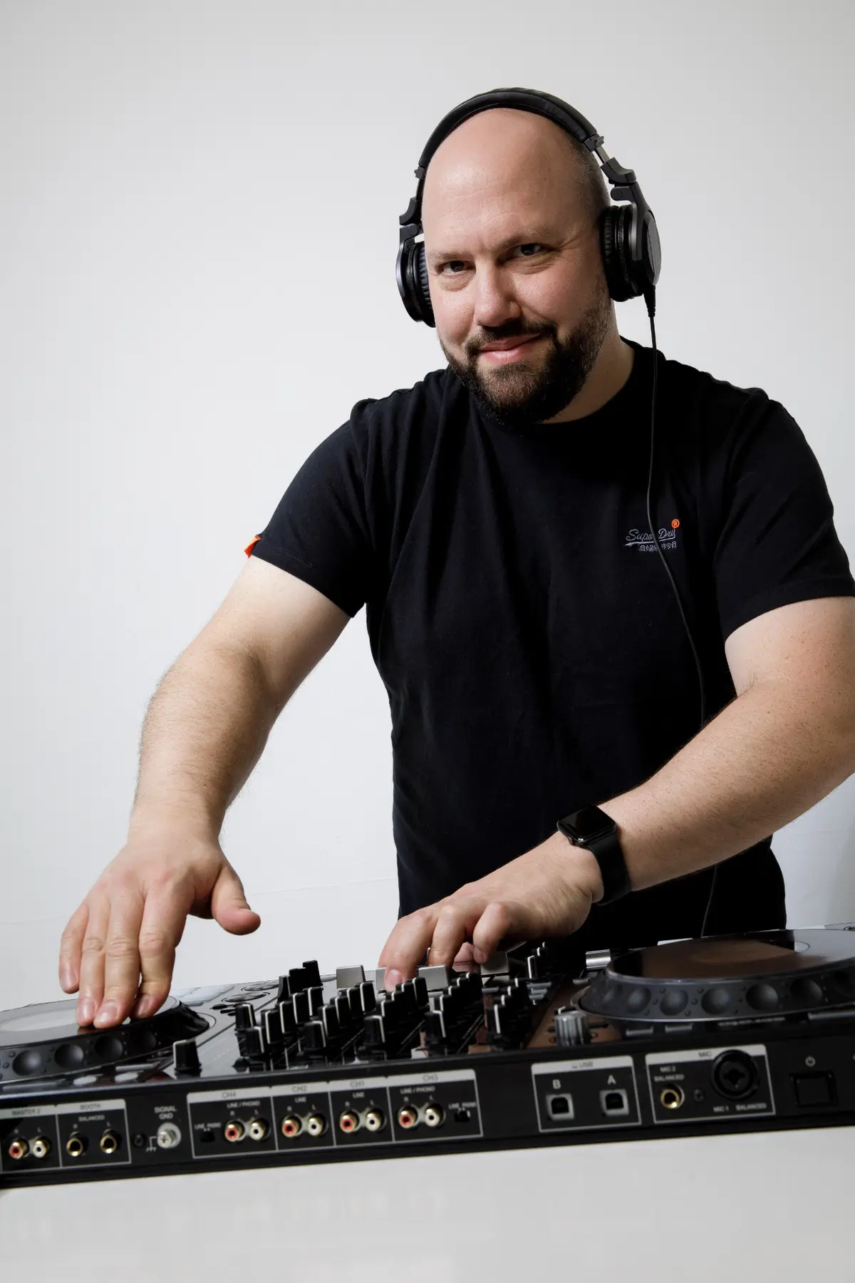 DJ ROBZ aus Bremen beim professionellen Mixen