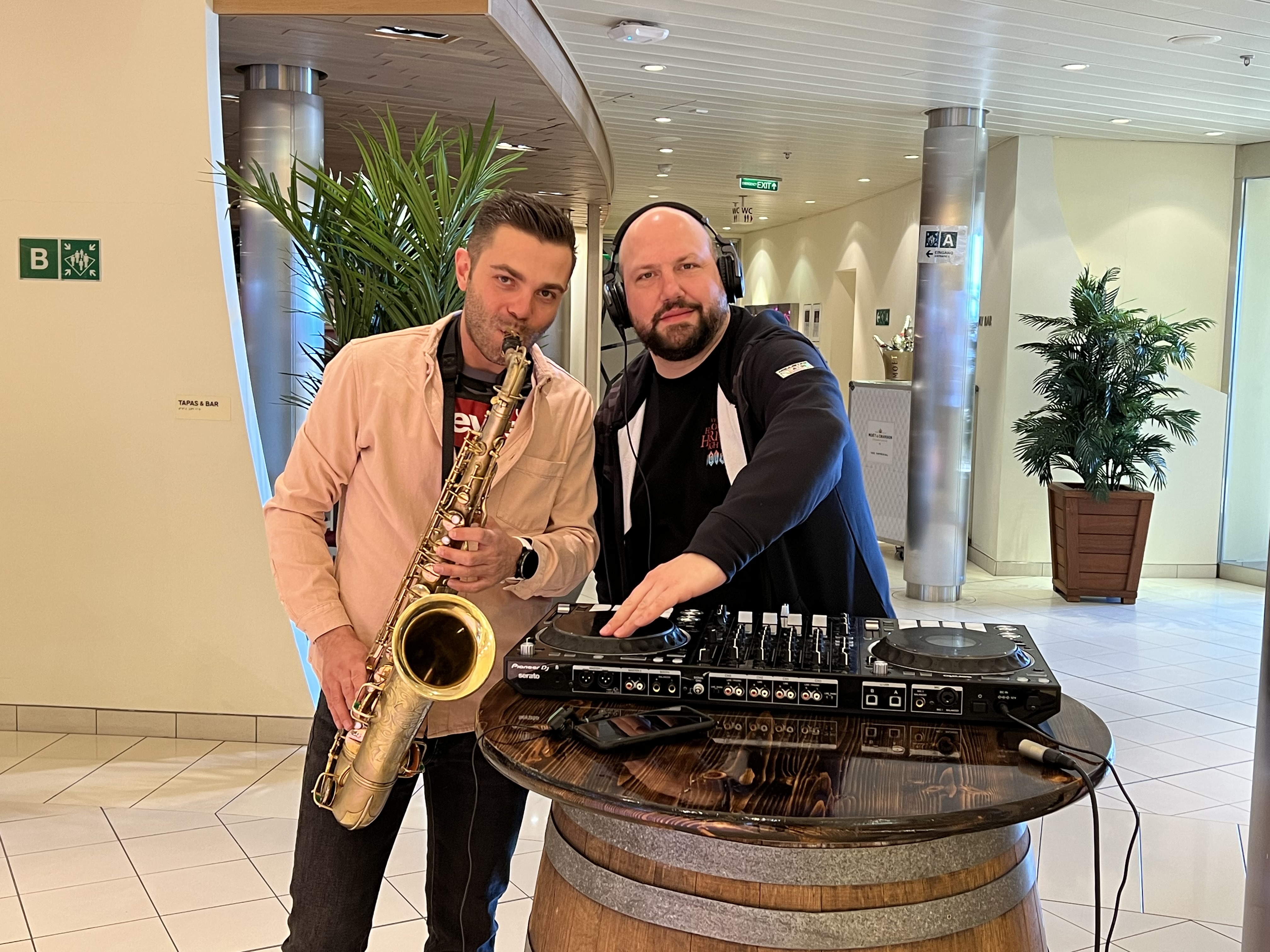 DJ ROBZ und Saxophonist Konstantinos auf der AIDA Prima